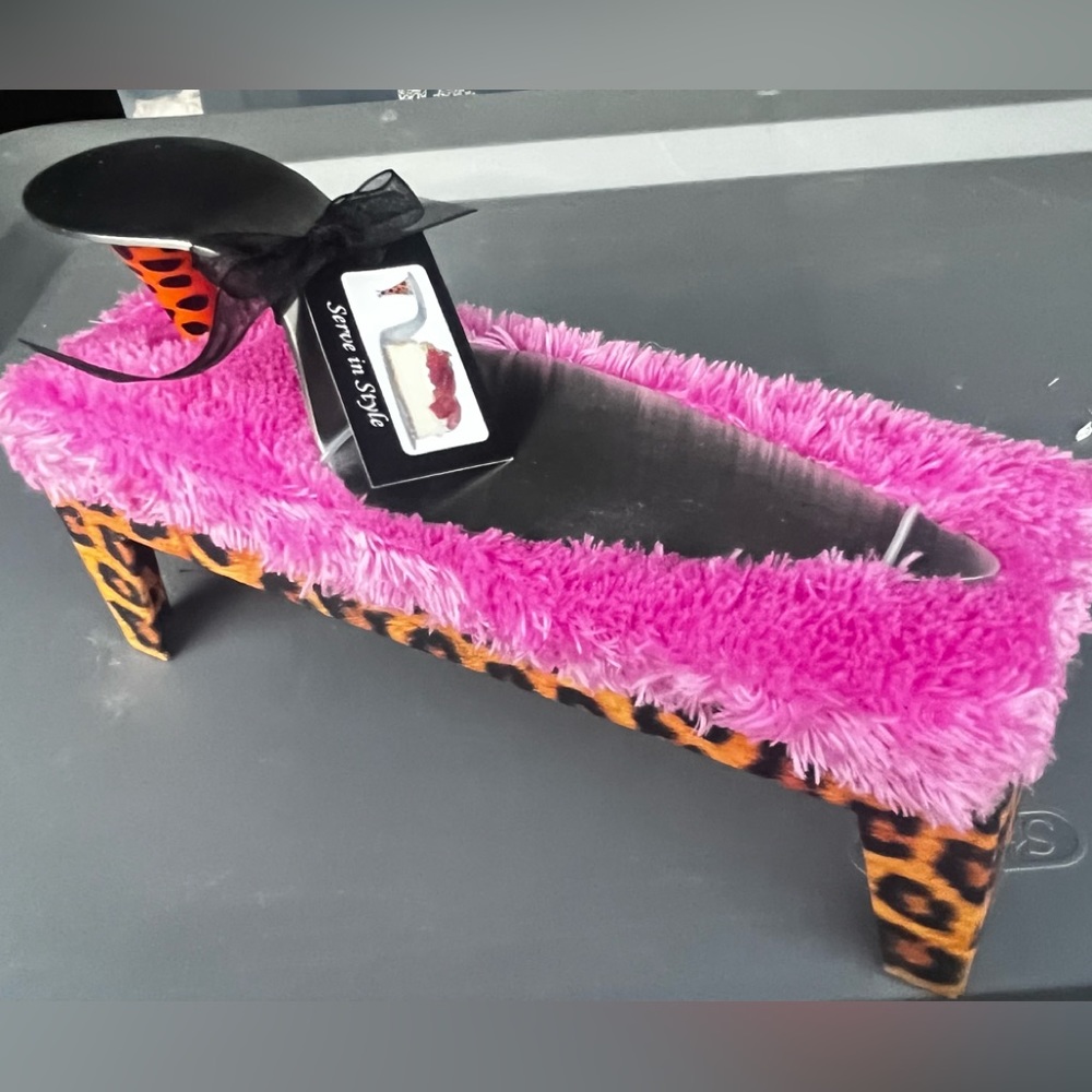 Shoe cake knife